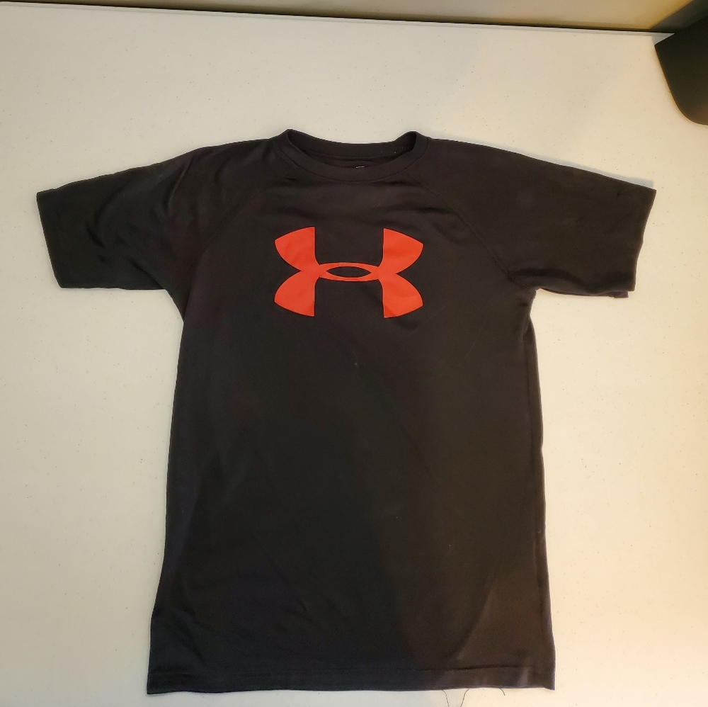 UNDER ARMOUR BOYS SHIRT BLK. SZ MED. BLK/RED.